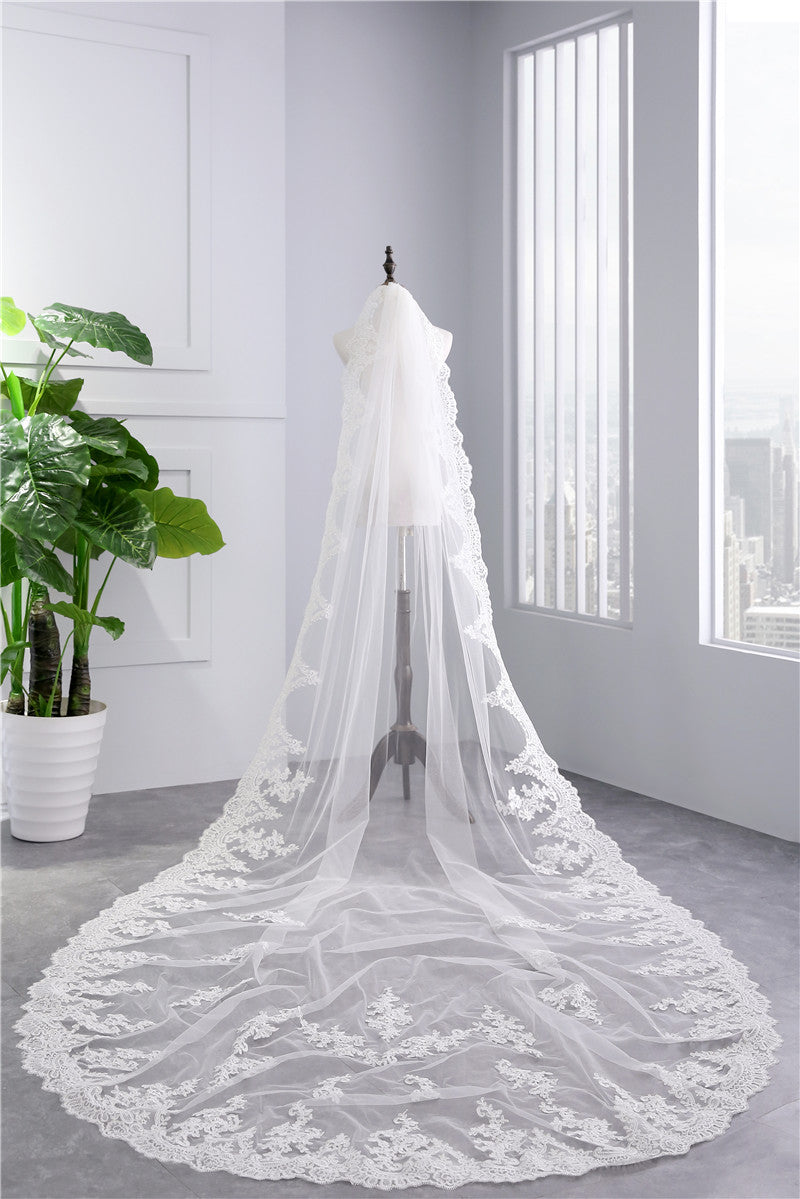 One-tier Lace Wedding Veil with Appliques