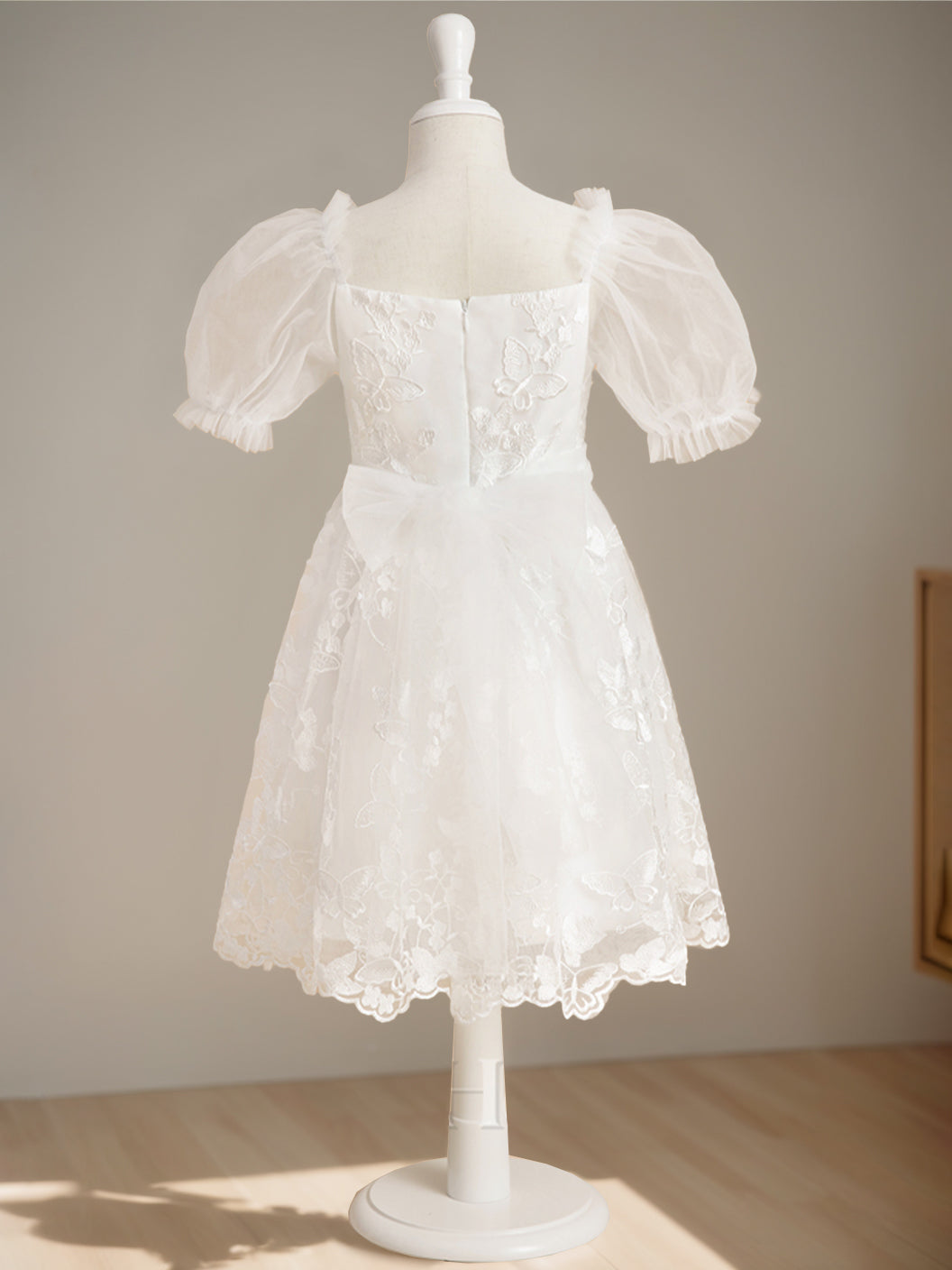 A-Line/Princess V-Neck Short Sleeves Knee-Length Flower Girl Dress with Lace