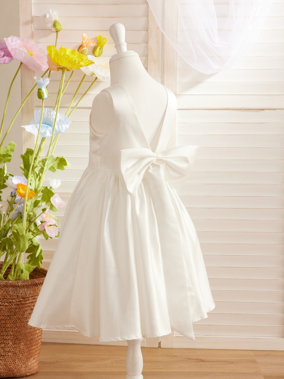 Elegant A-line Satin V-Back Bow Knee-length Flower Girl Dress