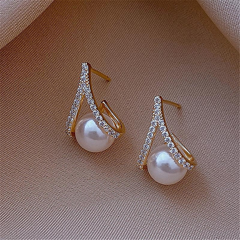 1 Pair Women's Romantic Pearl Stud Classic Shining Earrings