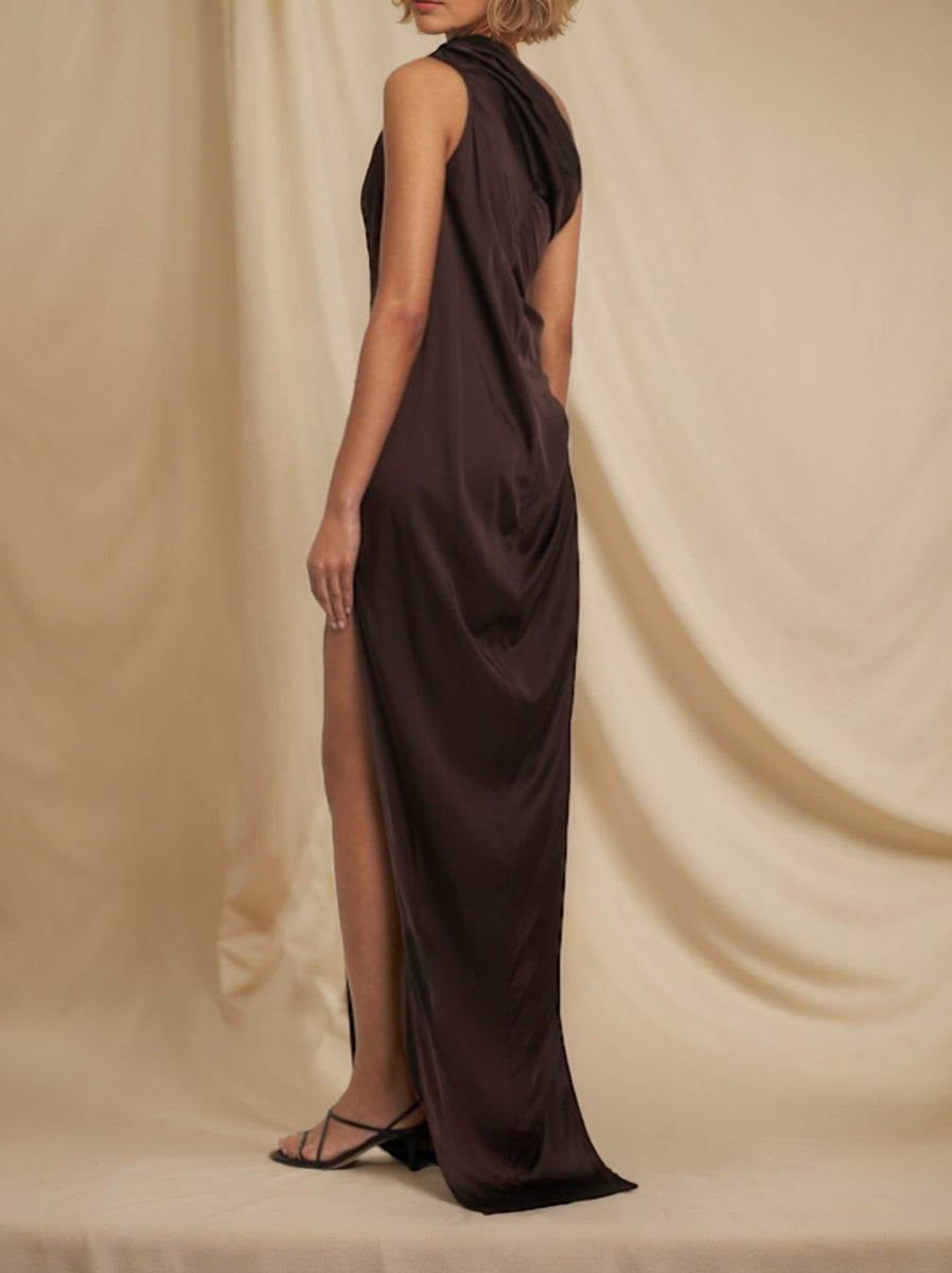 brown one shoulder wedding guest dress Wedding guest look in earthy tones I wore a one-shoulder ribbed brown dress with gold statement earrings and a classic black clutch. Effortless, elegant and perfect for a laid-back summer ceremony. #