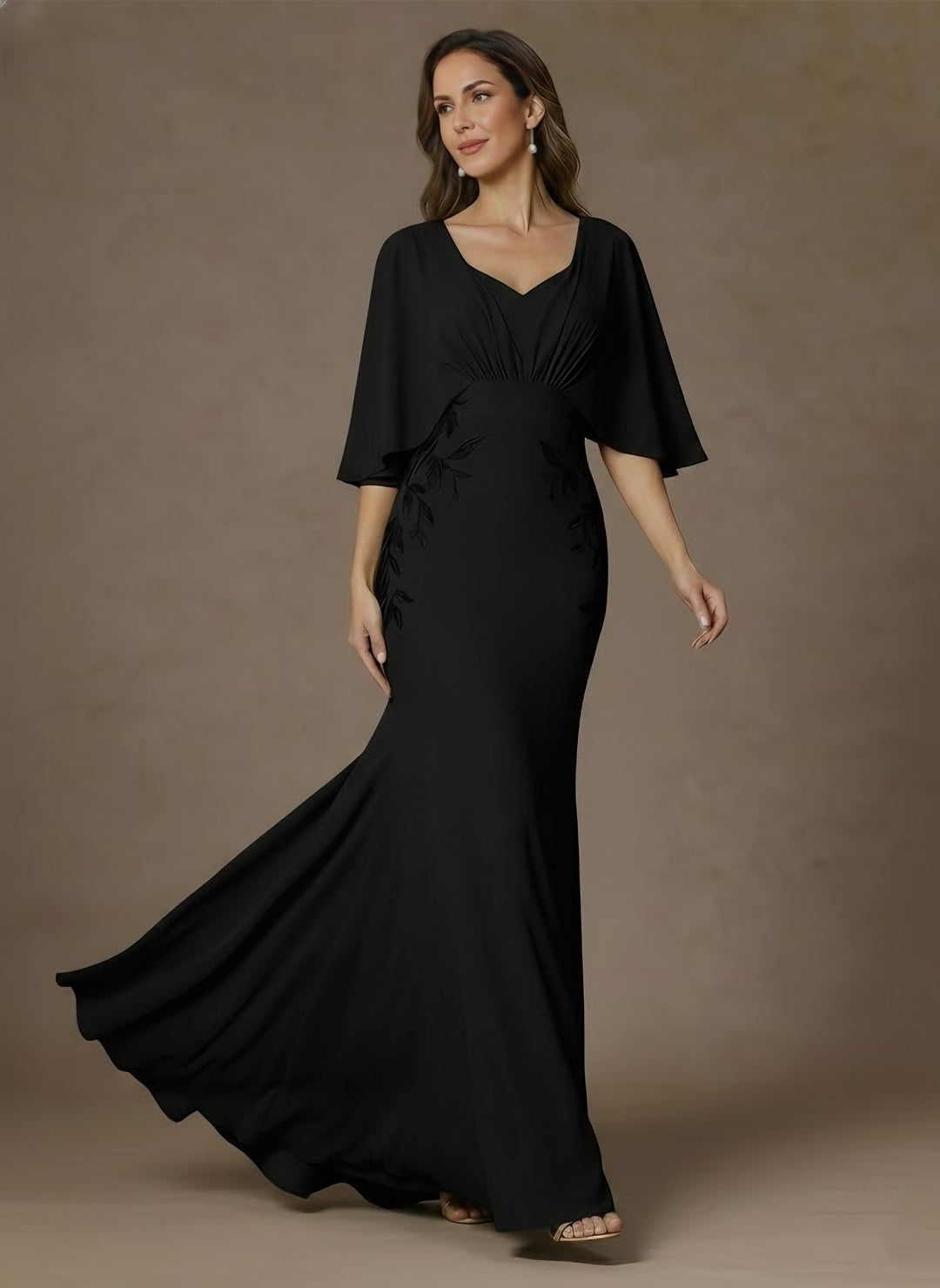 Trumpet/Mermaid V-Neck Stretch Satin Mother of the Bride Dresses Floor-Length Appliques Short Sleeves  Ruched