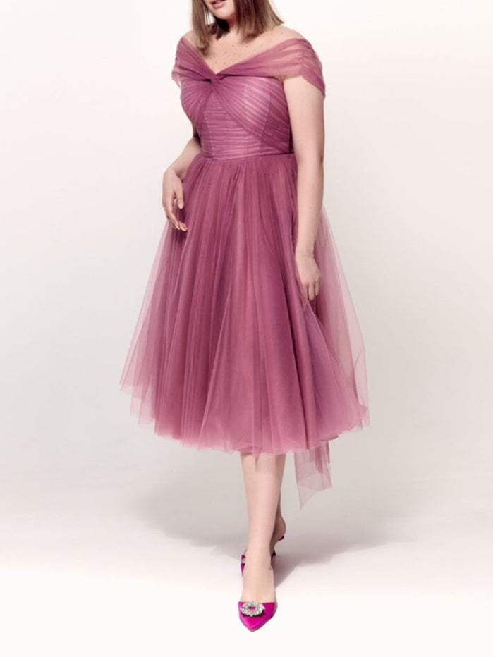A-Line/Princess Off-the-shoulder Short Sleeves Knee-Length Plus Size Cocktail Dresses