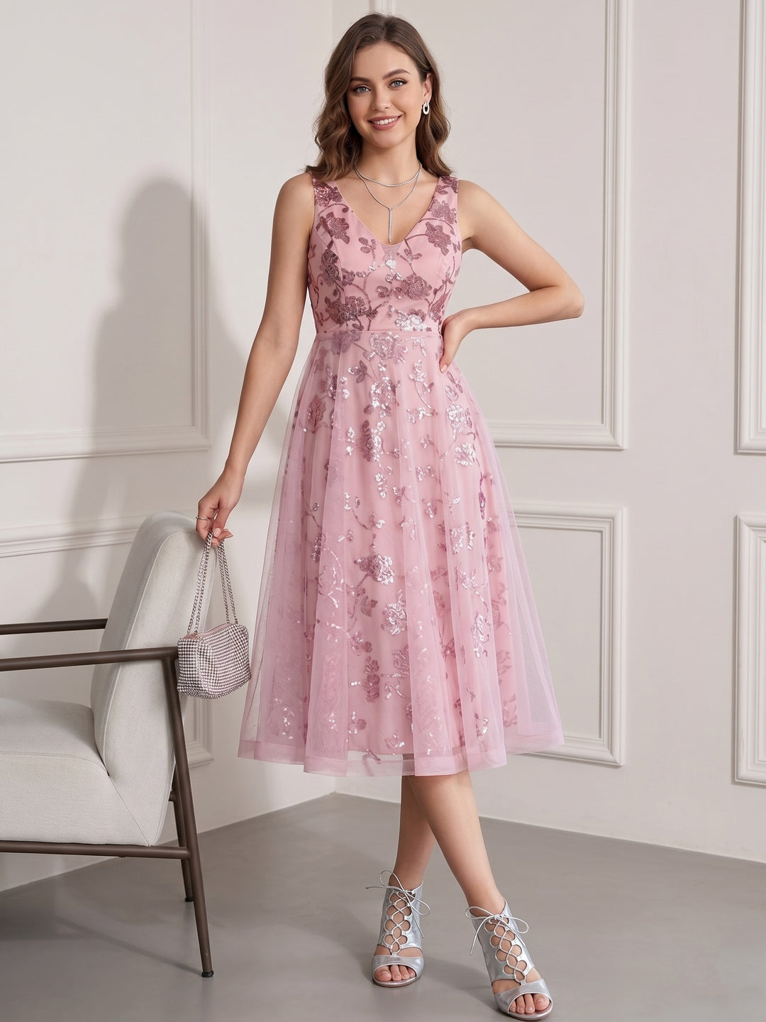 A-Line/Princess V-Neck Tulle Wedding Guest Dresses Knee-Length Sleeveless Embroidery Floral